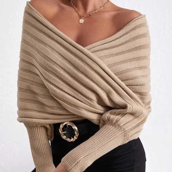 Beautiful woman rip knit wrap sweater - Picture 3 of 6